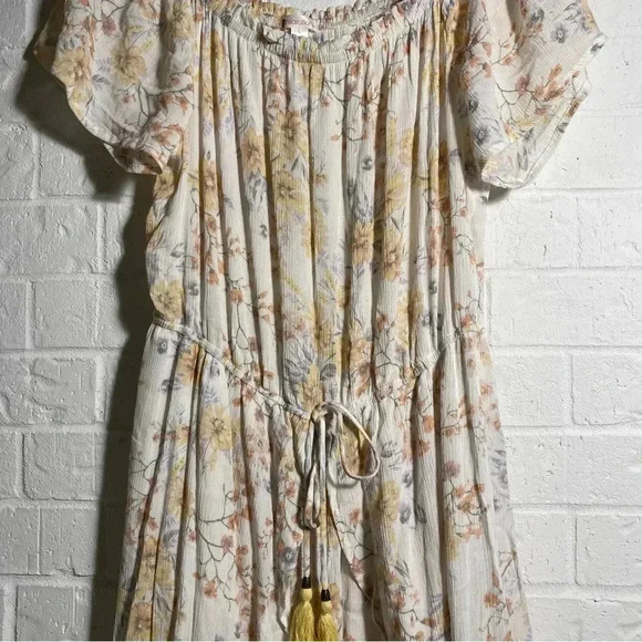 Floral Shorts Romper With Train Size L Off The Shoulder Sleeves Yellow and White - Picture 11 of 14